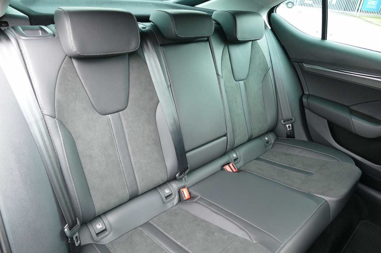 SKODA Octavia Hatchback 1.4 TSI 204PS SE L iV hybrid DSG
